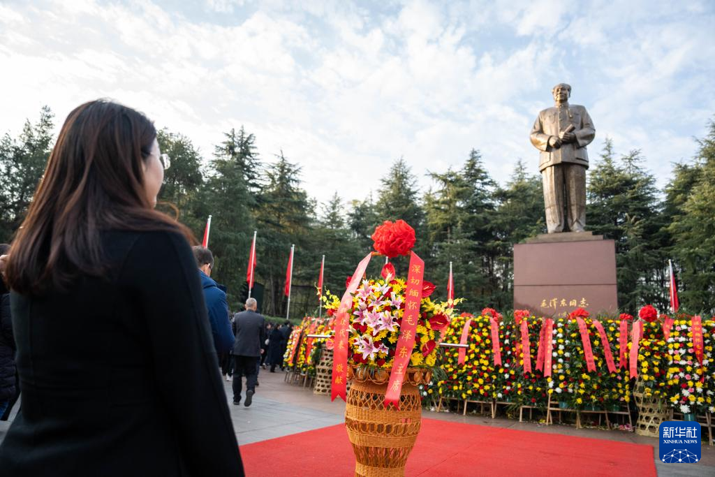 湖南韶山：各界人士纪念同志诞辰130周年(图1)