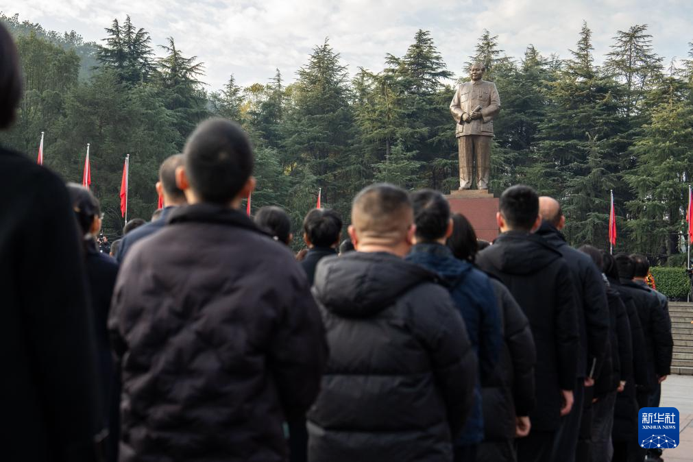 湖南韶山：各界人士纪念同志诞辰130周年(图2)