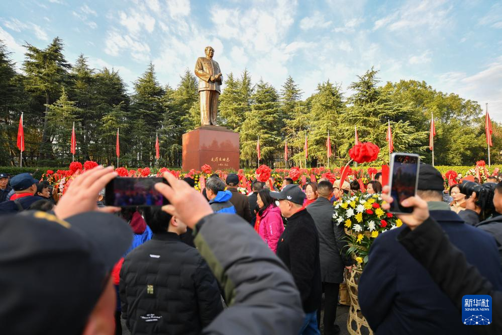 湖南韶山：各界人士纪念同志诞辰130周年(图3)